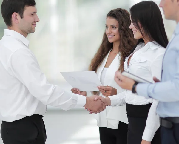 Apretón de manos mujeres de negocios y socio de negocios — Foto de Stock