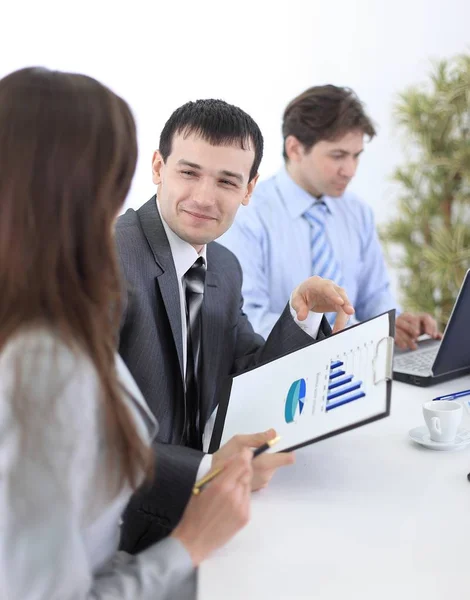 Gerente e colegas no local de trabalho — Fotografia de Stock