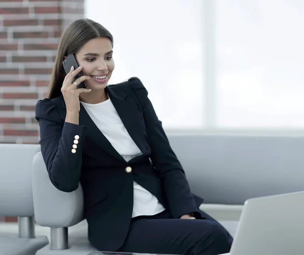 Жіночий менеджер розмовляє на мобільному телефоні — стокове фото