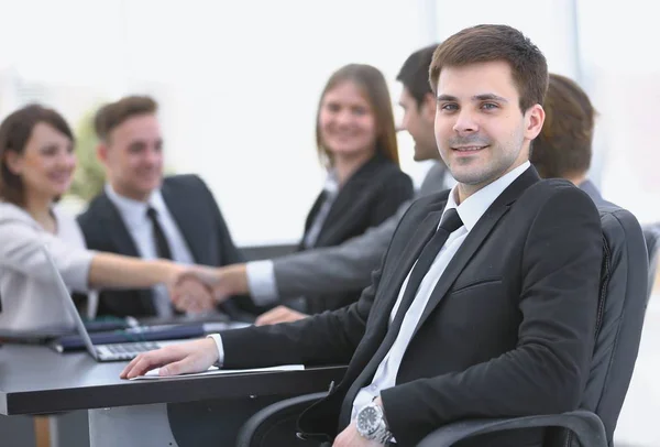 Лидер на фоне бизнес-команды — стоковое фото