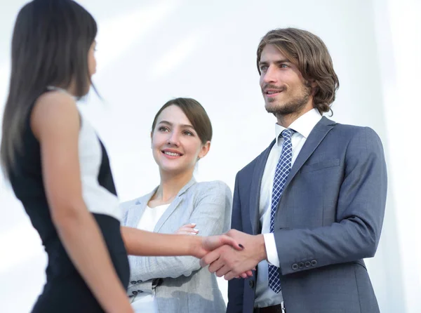 Gli uomini d'affari stringono la mano contro stanza con grande finestra loo — Foto Stock