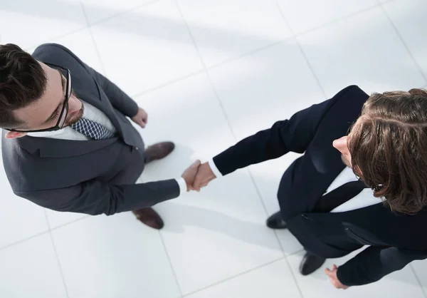 Twee zakenmannen schudden elkaar de hand in het kantoor — Stockfoto