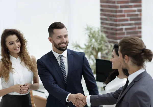 Handdruk zakelijke partners in het kantoor. — Stockfoto