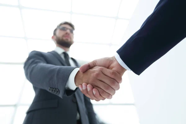 協力に握手でビジネスマンを招待します。. — ストック写真