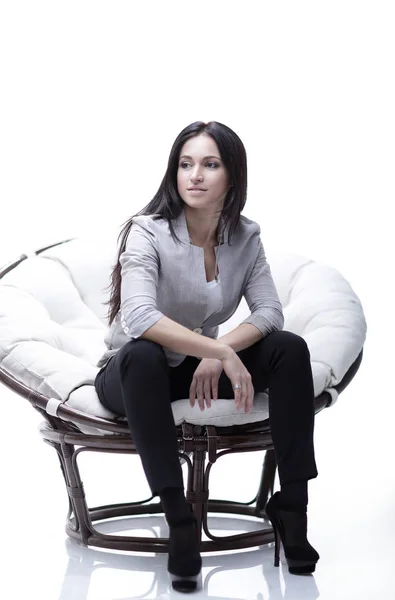 Jeune femme assise dans une grande chaise douce et confortable ronde . — Photo