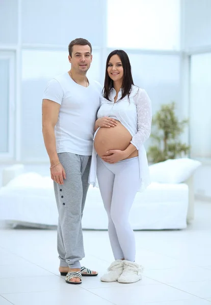 Glückliches schwangere Paar in einem neuen Haus in einer neuen Unterkunft — Stockfoto