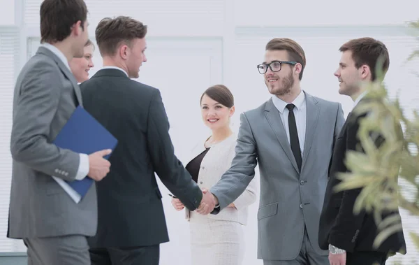 Бізнес команда зустрічає інвесторів в офісі. дружній рукостискання — стокове фото