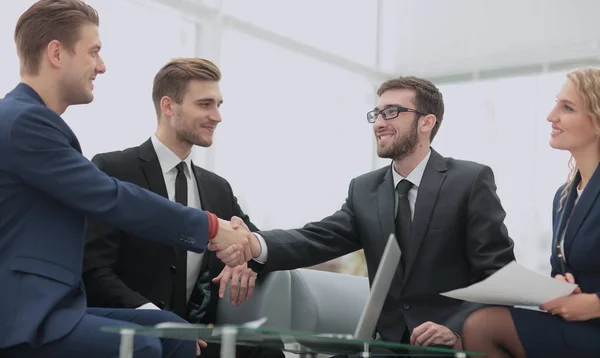 Un apretón de manos entre empresarios en una oficina moderna — Foto de Stock