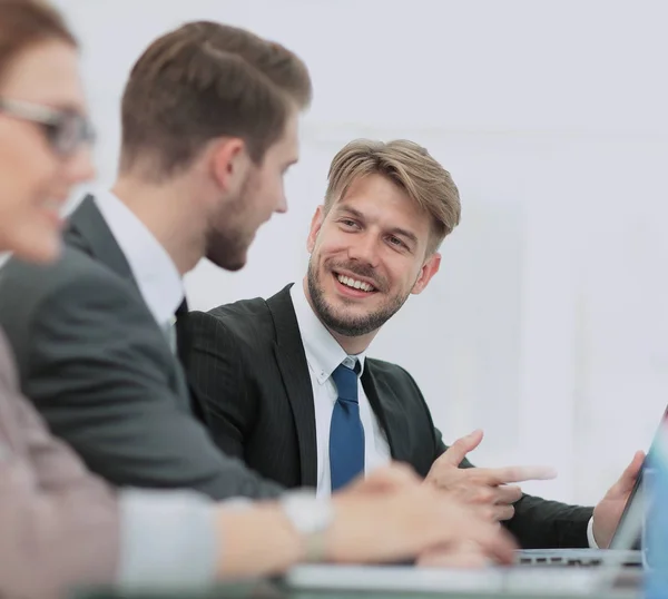 Imagen de socios comerciales discutiendo documentos e ideas en mee —  Fotos de Stock