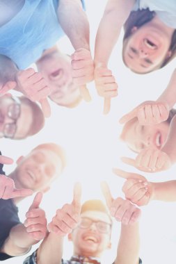 dostluk, genç ve kavram - eller üst üste gülümseyen genç grup