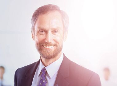 Beyaz arka planda izole iş adamı