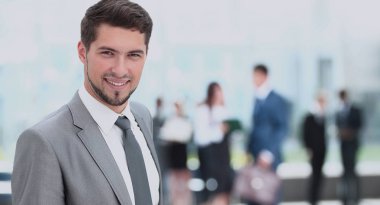 İş ekibi planlarını tartışıyor.