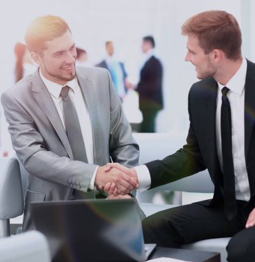 İş ekibi planlarını tartışıyor.