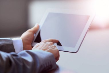 Dijital tablet ofiste tutan işadamı