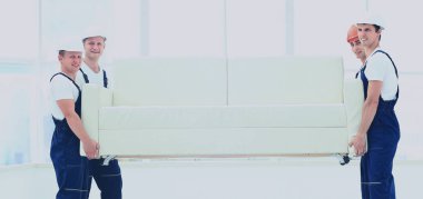 tek tip taşıyan mutlu erkek Nakliyeciler beyaz kanepe