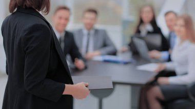 İş toplantısında konuşmacı