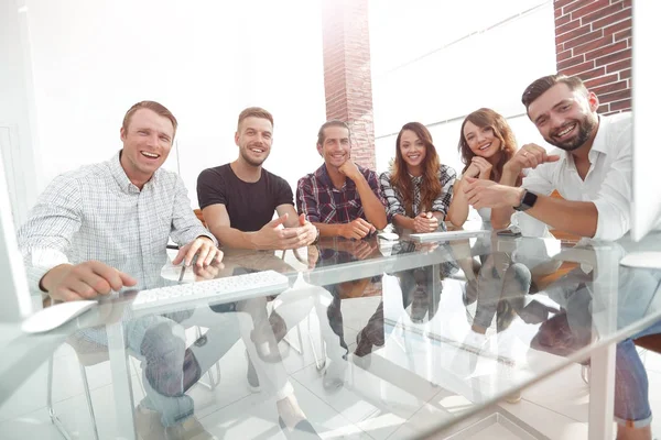 Junges Business-Team sitzt am Schreibtisch — Stockfoto