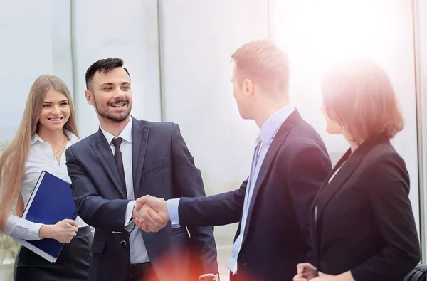 Stretta di mano in ufficio all'inizio della giornata lavorativa — Foto Stock