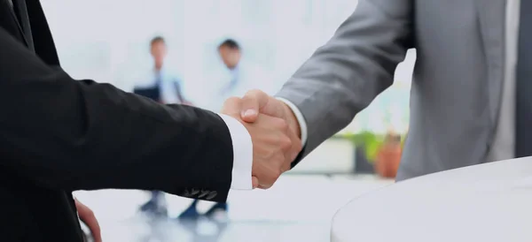 Uomini d'affari che stringono la mano a un affare — Foto Stock