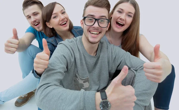 Estudante de sucesso e seus amigos sentados segurando um polegar para cima um — Fotografia de Stock