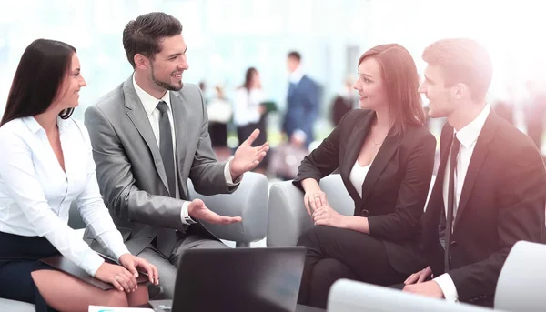 Equipo de negocios discutiendo juntos planes — Foto de Stock