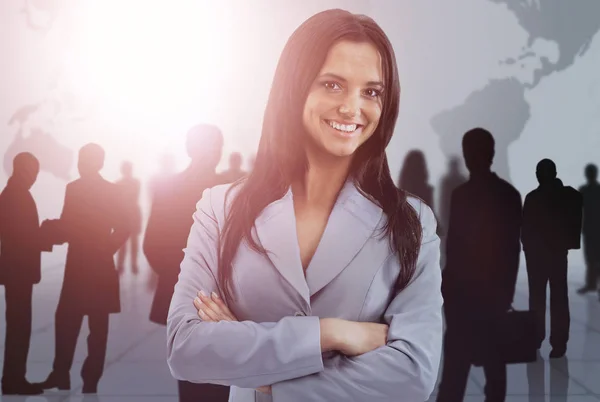 Счастливая молодая деловая женщина стоит перед своей командой — стоковое фото