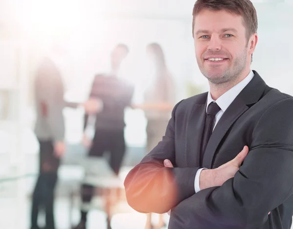 Heureux homme d'affaires mature regardant la caméra avec satisfaction au bureau — Photo