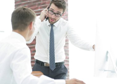 Kendine güvenen işadamı iş sorunları çözer