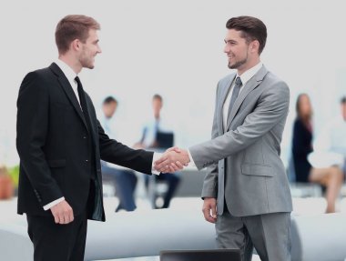 İş adamları toplantı sırasında el sıkışıyor.