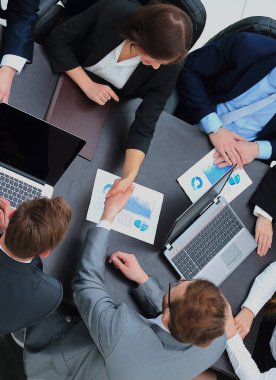 ofiste tokalaşırken. Yukarıdan görüntülemek