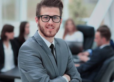 arka ofis personeli ile ayakta başarılı iş adamı