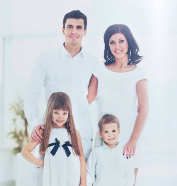 Anne baba doughterl ve oğlu bakar kameranın oluşan ve gülümseyerek mutlu bir aile