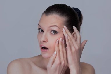 Kadının yüzü ve görünebilir, kırışıklıkları inceleyerek izole