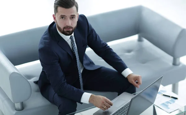 Homme d'affaires travaillant sur un ordinateur portable avec des tableaux financiers — Photo