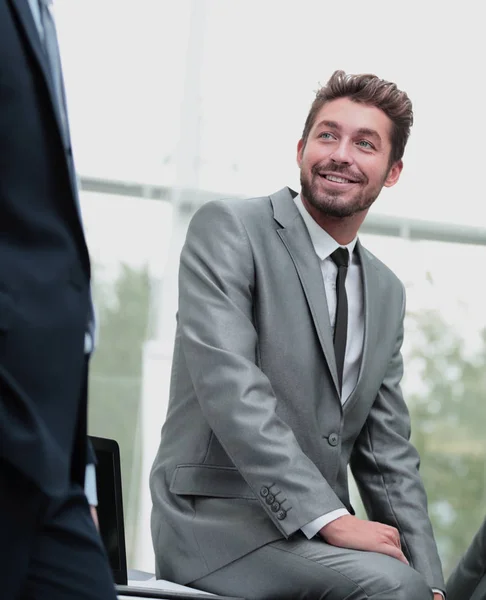 Przystojny uśmiechający się portret człowieka biznesu — Zdjęcie stockowe