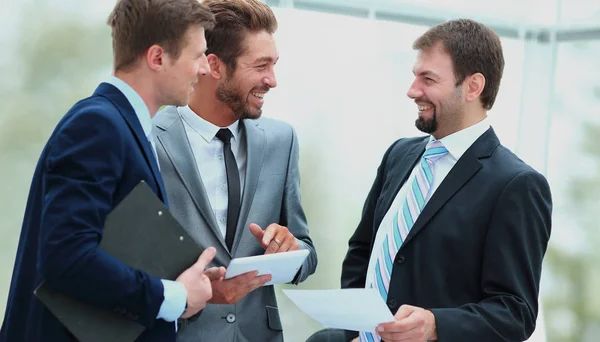 Mensen uit het bedrijfsleven werken en samen bespreken tijdens de bijeenkomst in van — Stockfoto