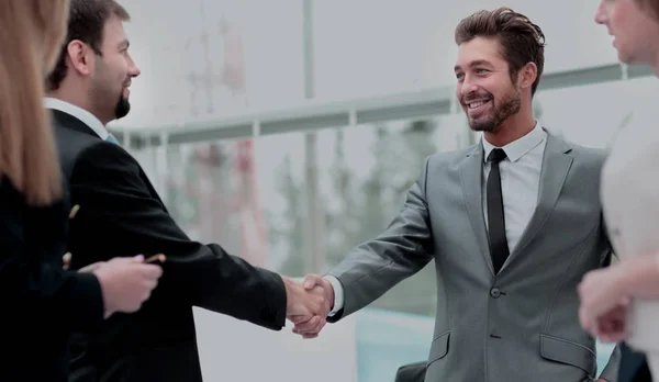 Dois empresários apertando as mãos na reunião de negócios com t — Fotografia de Stock