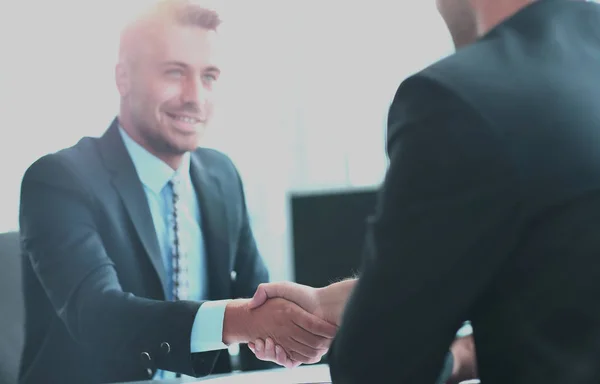 Geschäftsmann schüttelt seiner Partnerin die Hand, um einen Deal zu besiegeln — Stockfoto