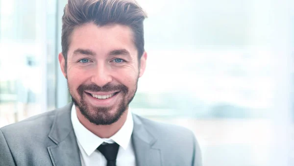 Портрет щасливого усміхненого бізнесмена, ізольованого на білому тлі — стокове фото