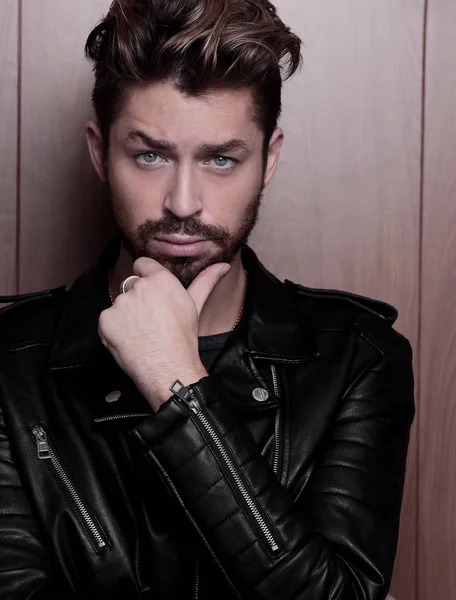 Retrato de joven guapo hombre de moda contra la pared de madera. —  Fotos de Stock