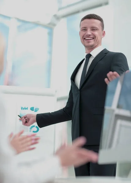 Business- und Bürokonzept - lächelndes Business-Team — Stockfoto