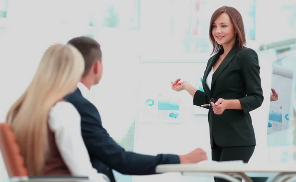 Exitosa mujer de negocios con traje en la oficina que lidera un grupo — Foto de Stock