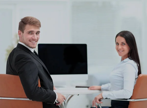 Réunion d'affaires à la table avec ordinateur — Photo