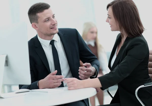 Gente de negocios trabajando. Dos empresarios con discu formalwear — Foto de Stock