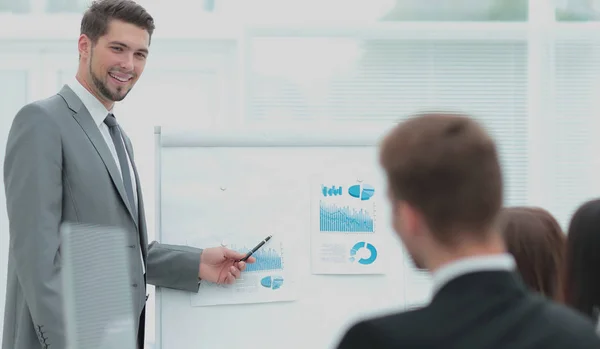 Geschäftsmann stellt während der Präsentation seiner Kollegen Fragen — Stockfoto