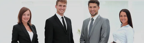 Uomini d'affari di successo che sembrano felici e fiduciosi — Foto Stock