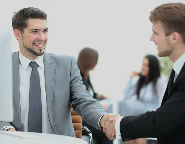 Partner commerciali fiduciosi stringono la mano e sorridono — Foto Stock