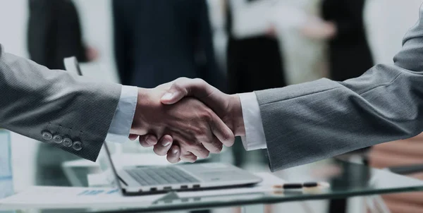 Les partenaires commerciaux se serrent la main après une réunion sur le fond — Photo
