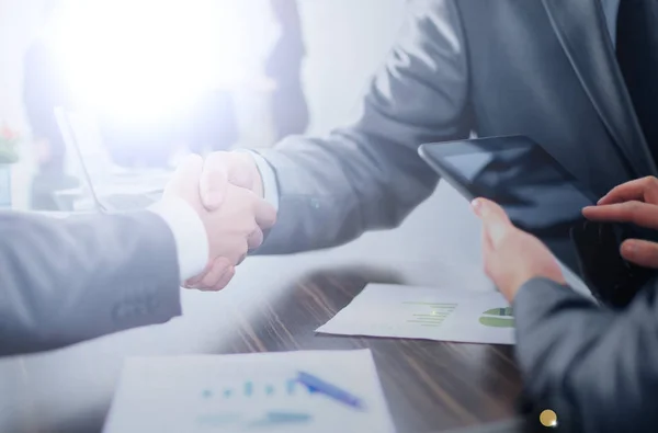 Konzept - profitiert von erfolgreicher Zusammenarbeit. der Handschlag bu — Stockfoto