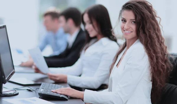 Contabile femminile prepara un rapporto finanziario su un posto di lavoro in fr — Foto Stock